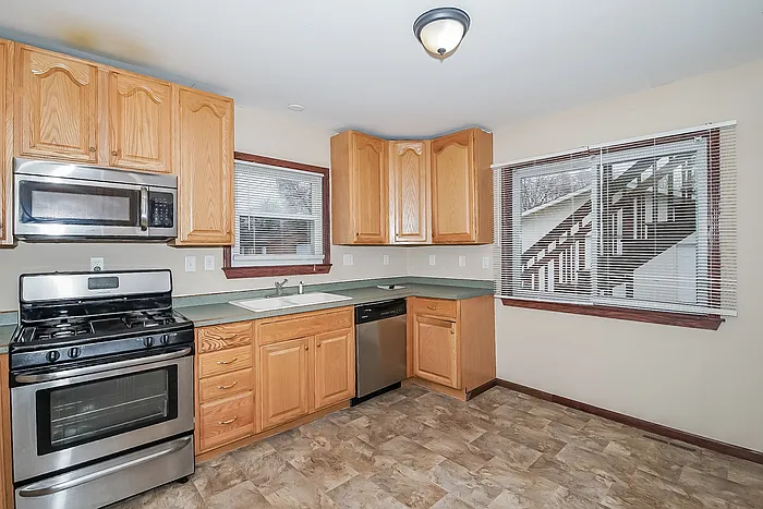 3 bed, 1.0 bath, 1452 sqft, $1,895 — Photo 3