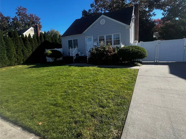 304 Pleasantview Court, Copiague, NY 11726