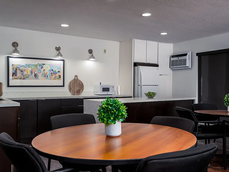 Hummingbird Cove Apartments — Photo 12