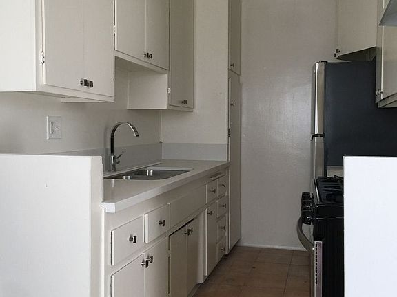 3rd image of 827 10th St APT 10