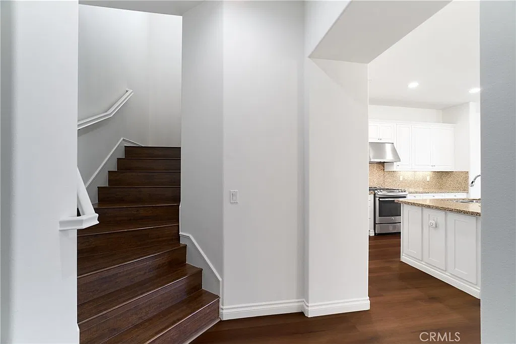 3 bed, 2.5 bath, 1993 sqft, $4,500 — Photo 2