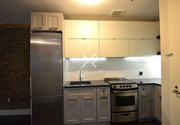 2nd image of 810 Saint Johns Pl APT 1R