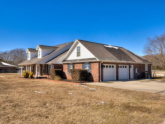 2nd image of 2215 Lloyd Dr
