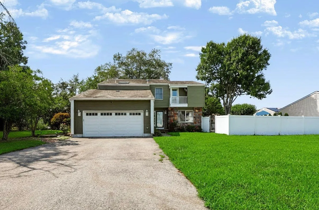 4 bed, 2.5 bath, 2400 sqft, $4,000 — Photo 2