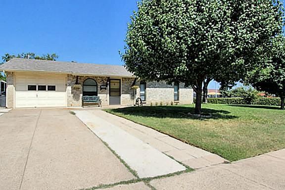 2nd image of 901 Ashwood Dr