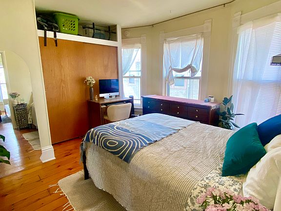 4th image of 947 E Gorham St #4123360