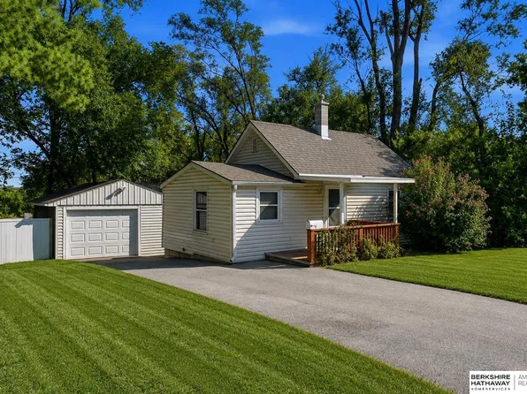 7082 Binney St, Omaha, NE 68104