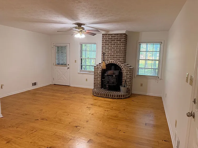 1101 Arrowhead Rd — Photo 2