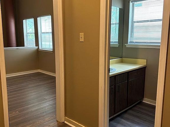 5th image of 1018 Cumberland St APT 9
