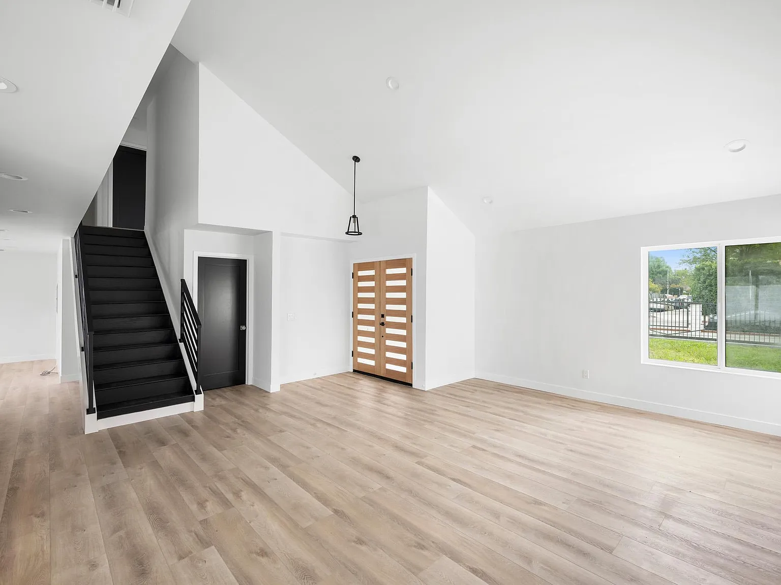 4 bed, 2.5 bath, 2100 sqft, $4,850 — Photo 4