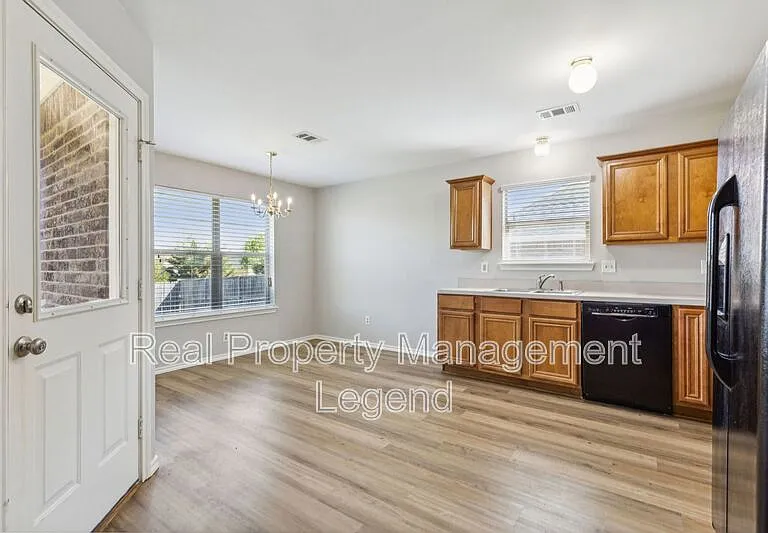 110 Magnolia St — Photo 8