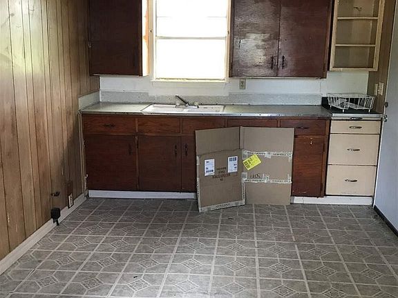 4th image of 613 N Avenue C