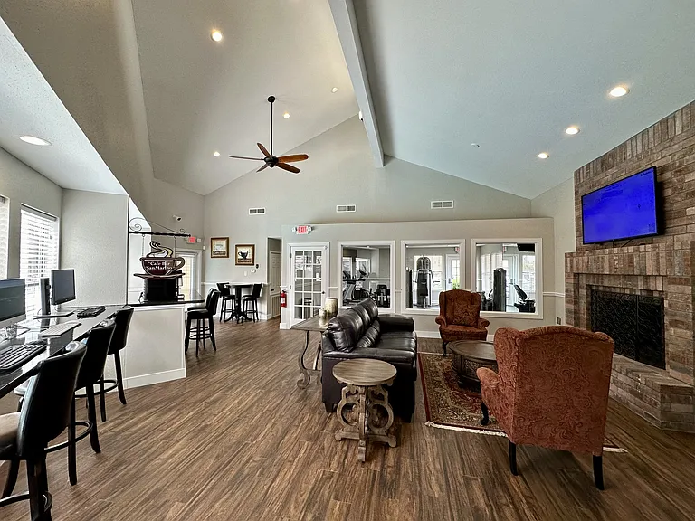 San Marino Apartments — Photo 9