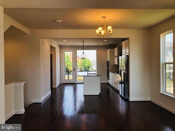 4th image of 626 Watermans Dr