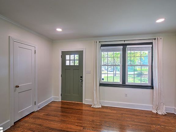 4th image of 144 Corrine Dr