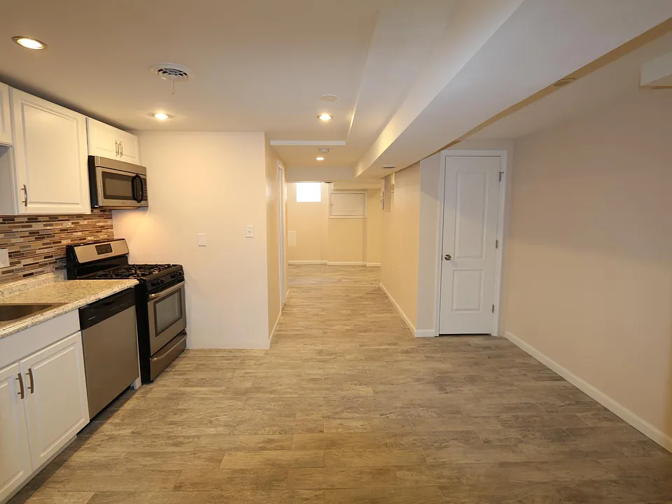 Kitchen & Sitting Area