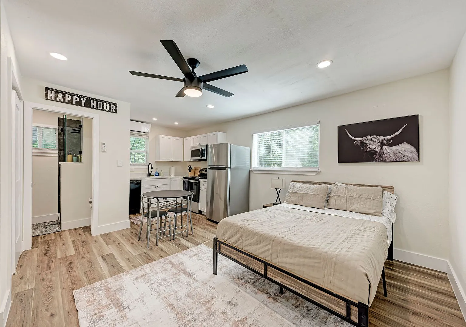 For Lease Fully Furnished Studio Near UT — Photo 1