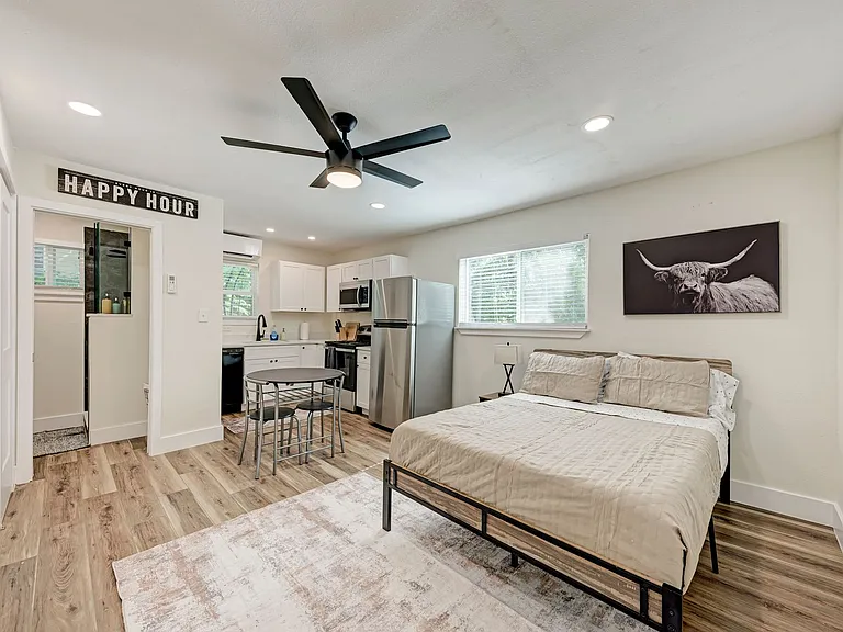 2302 Leon St #9 — Photo 1