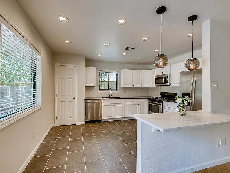 7606 Scenic Brook Dr — Photo 4