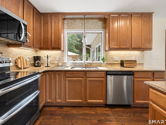 3rd image of 20 Lindsley Drive