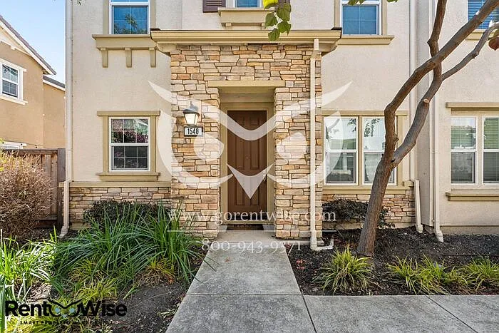 3 bed, 2.5 bath, 1546 sqft, $4,200 — Photo 2