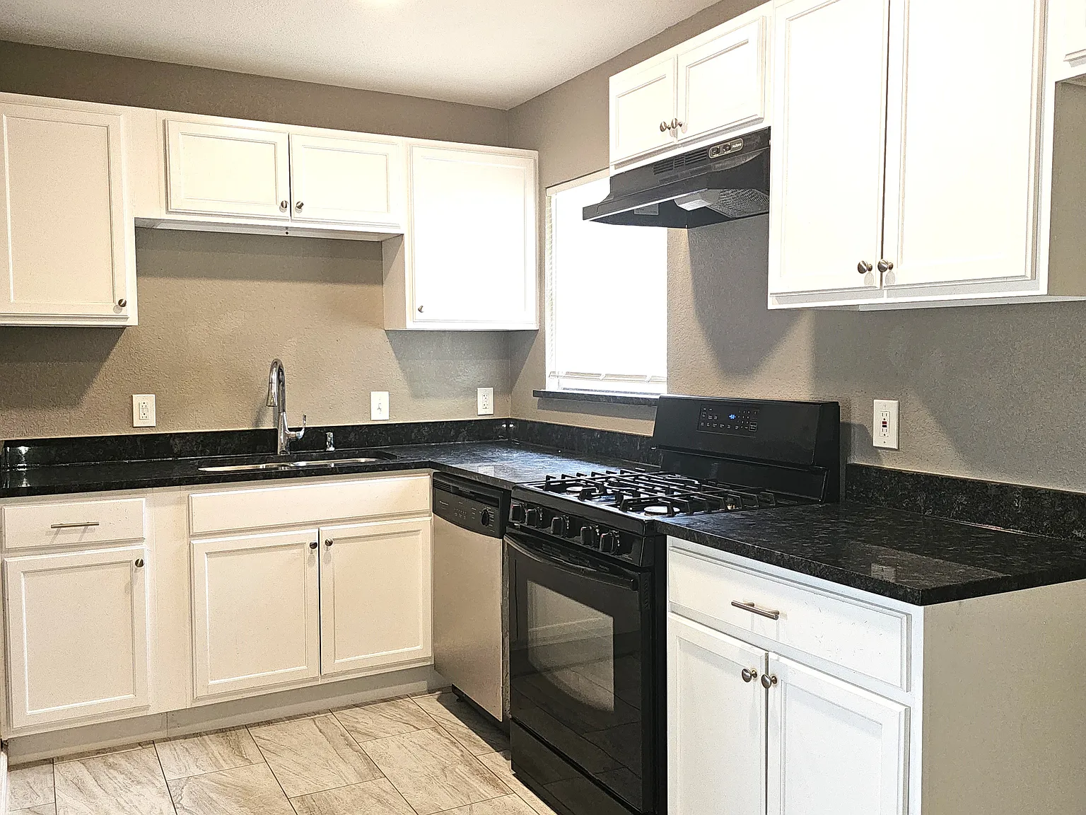 3 bed, 1075 sqft, $1,625 — Photo 3