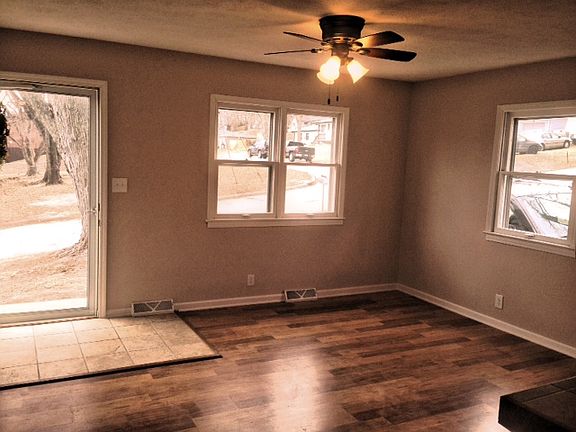 3rd image of 906 Nuckolls St