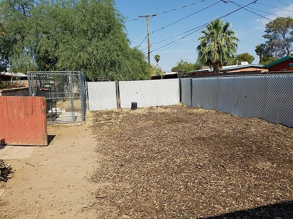 2nd back yard with woodchip ground cover, fenced enclosure c