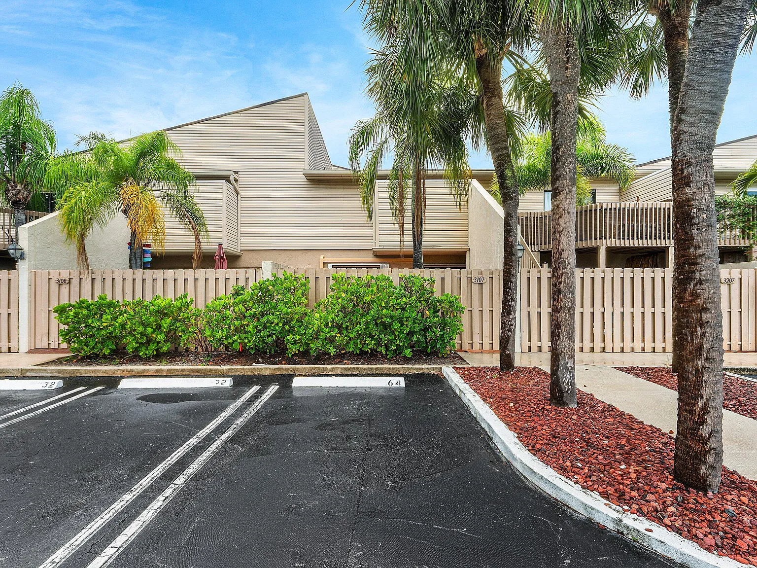 2 bed, 2.0 bath, 770 sqft, $1,950 — Photo 2