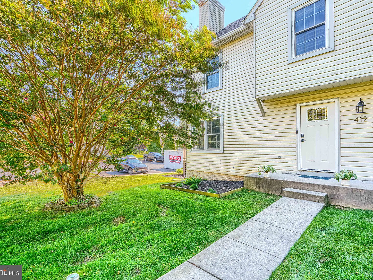 3 bed, 2.5 bath, 2094 sqft, $2,400 — Photo 2