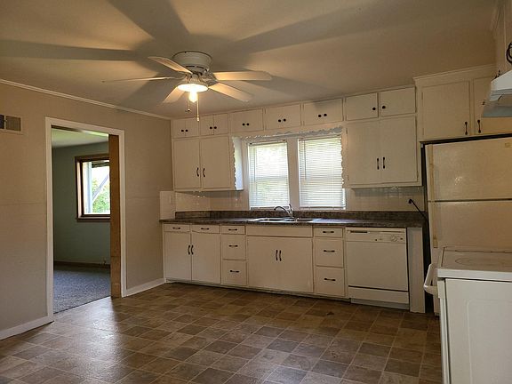 3rd image of 1037 Cold Spring Rd