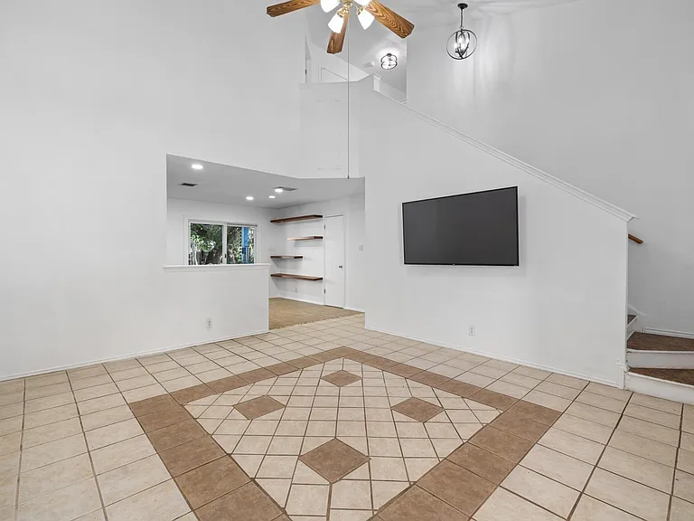 104 Grant Ct — Photo 2