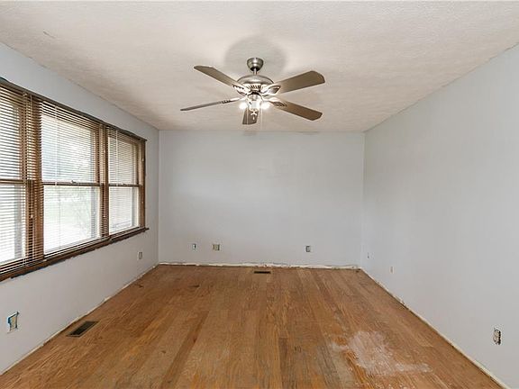 3rd image of 765 Willow Dr S