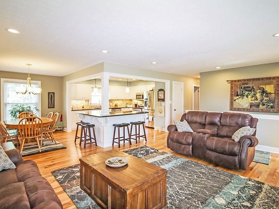 5th image of 223 Whispering Hills Blvd