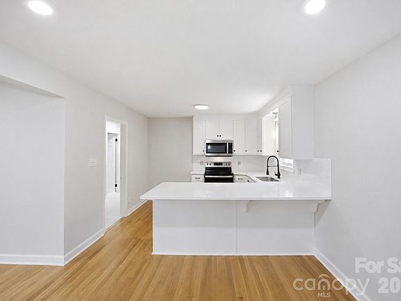 4th image of 806 Danbrook Cir