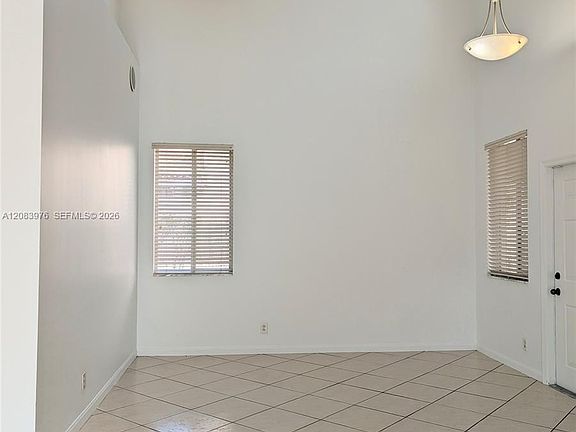 4th image of 911 Phoenix Way