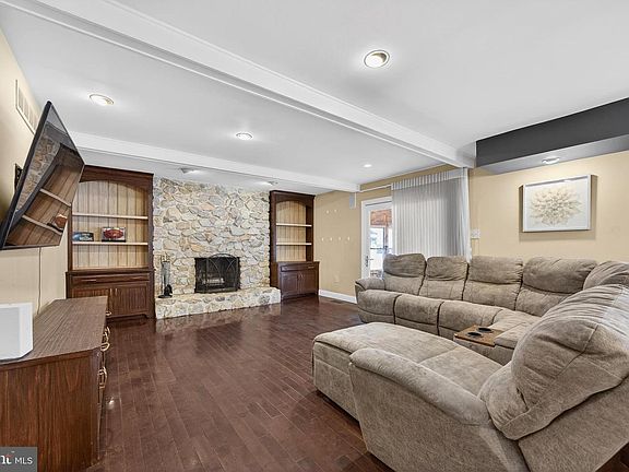 3rd image of 52 Hampton Dr