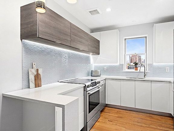 3rd image of 1059 Manhattan Ave #Phb
