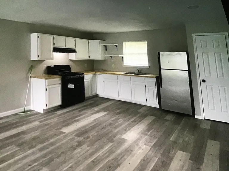 738 NW 36th St — Photo 3