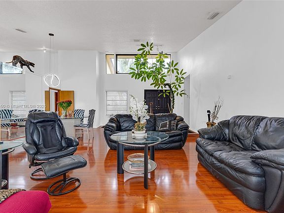 3rd image of 13520 NE Miami Ct