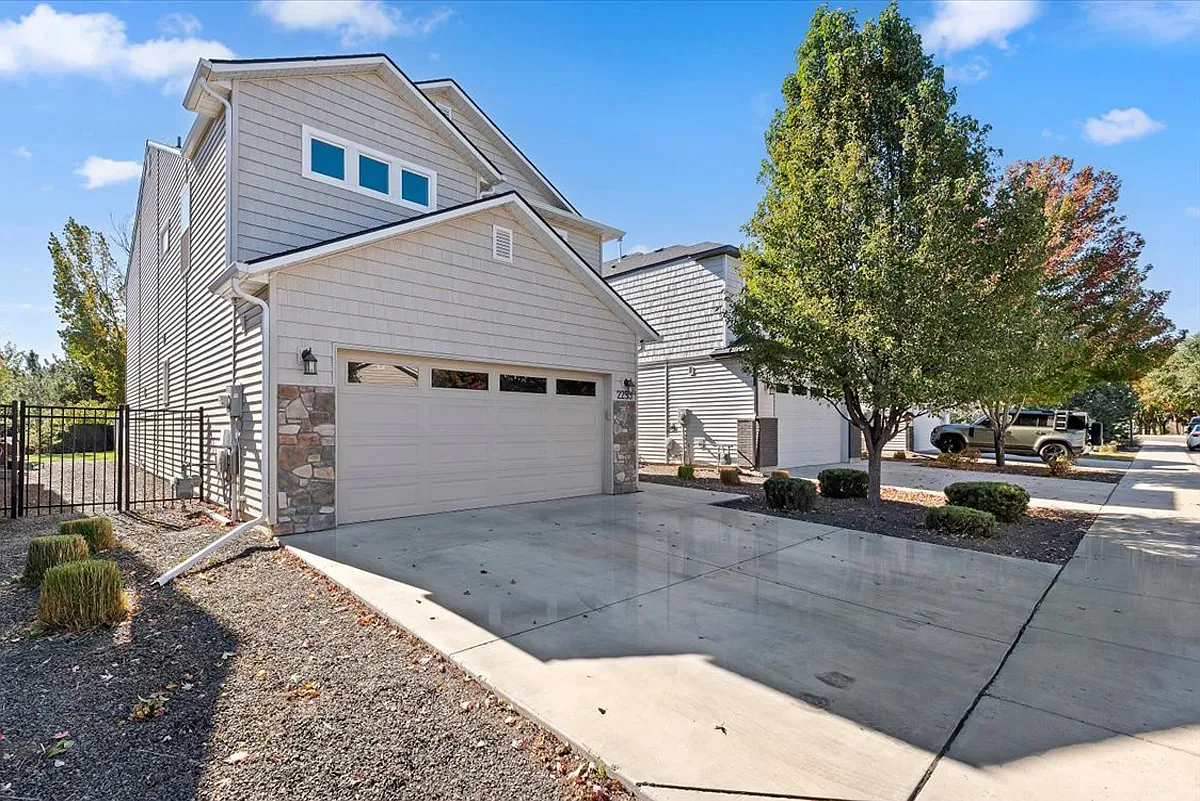 4 bed, 2.5 bath, 1961 sqft, $2,600 — Photo 3