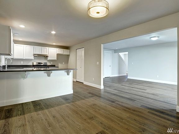 5th image of 386 NW Grandstand St