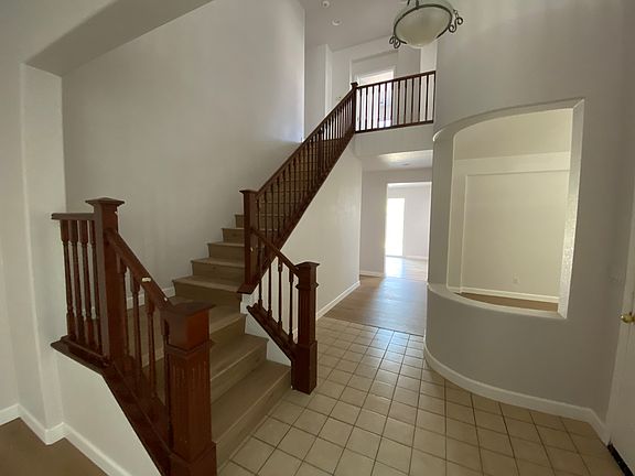 3rd image of 564 Presidio Pl