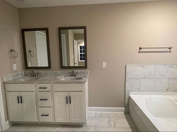 4th image of 176 Glenstone Blvd