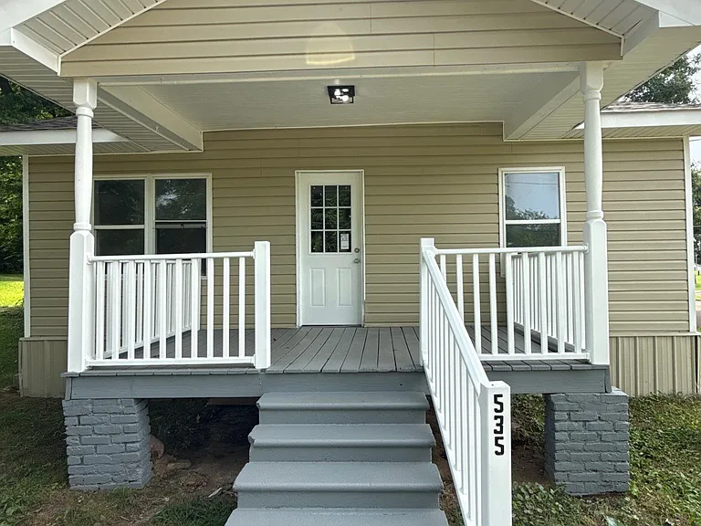 535 N College St — Photo 1