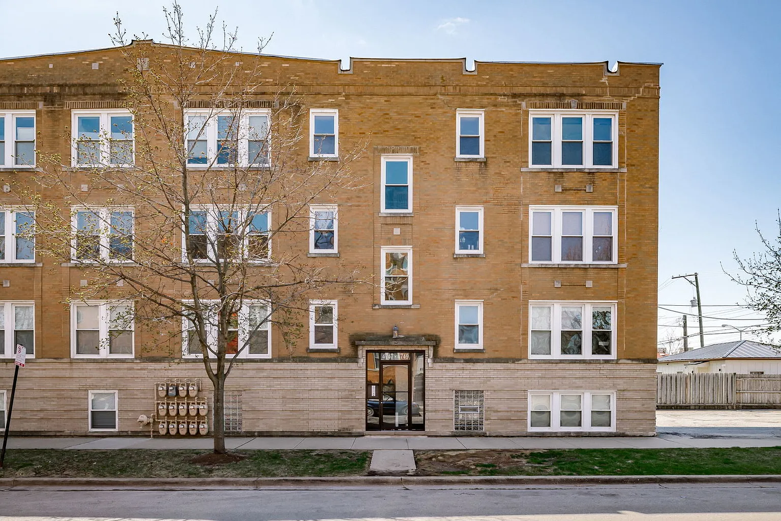 4749 W Roscoe St APT 3 photo 1