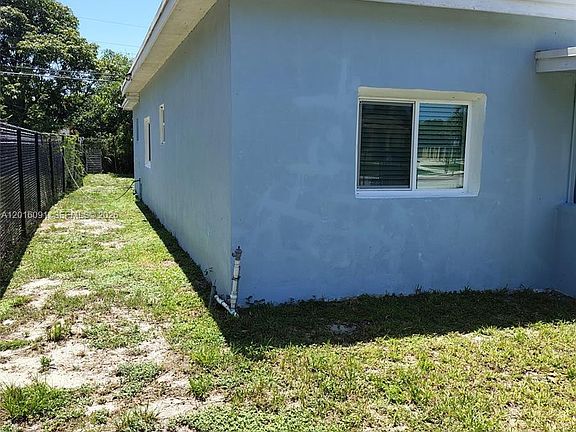 4th image of 311 NW 28th Way