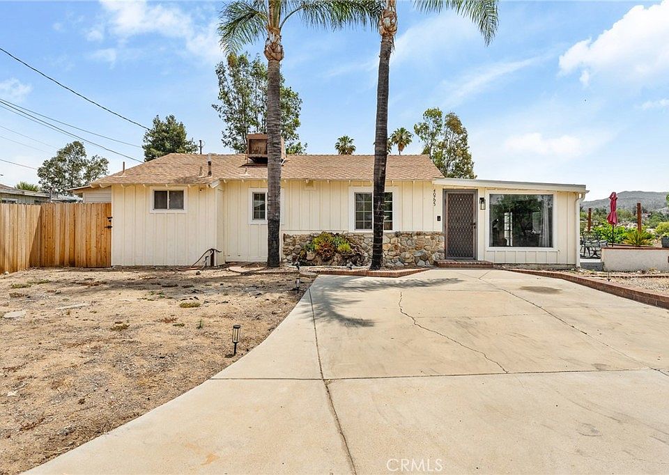 1st image of 40795 Crest Dr