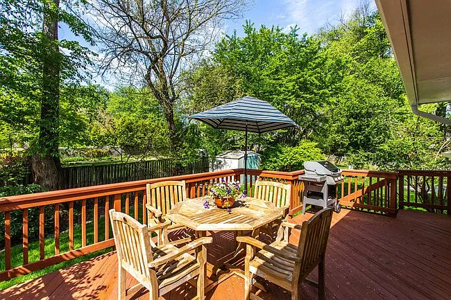 5 bed, 2200 sqft, $4,150 — Photo 2