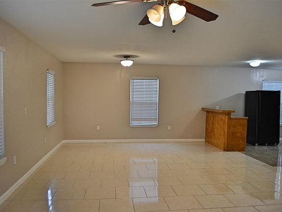 3rd image of 10417 Fairfax St